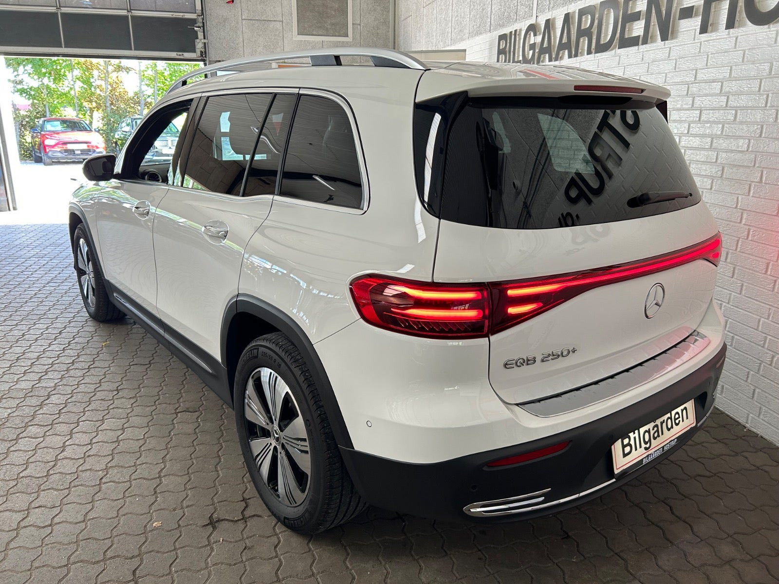 Hvid Mercedes EQB250+ fra 2024