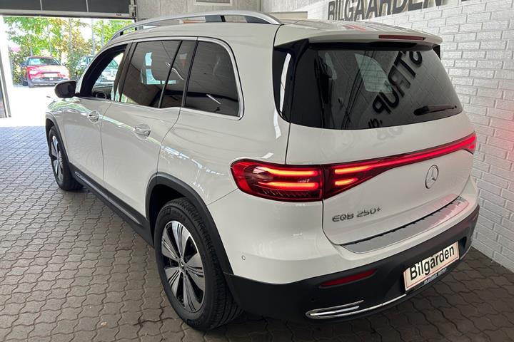Hvid Mercedes EQB250+ fra 2024