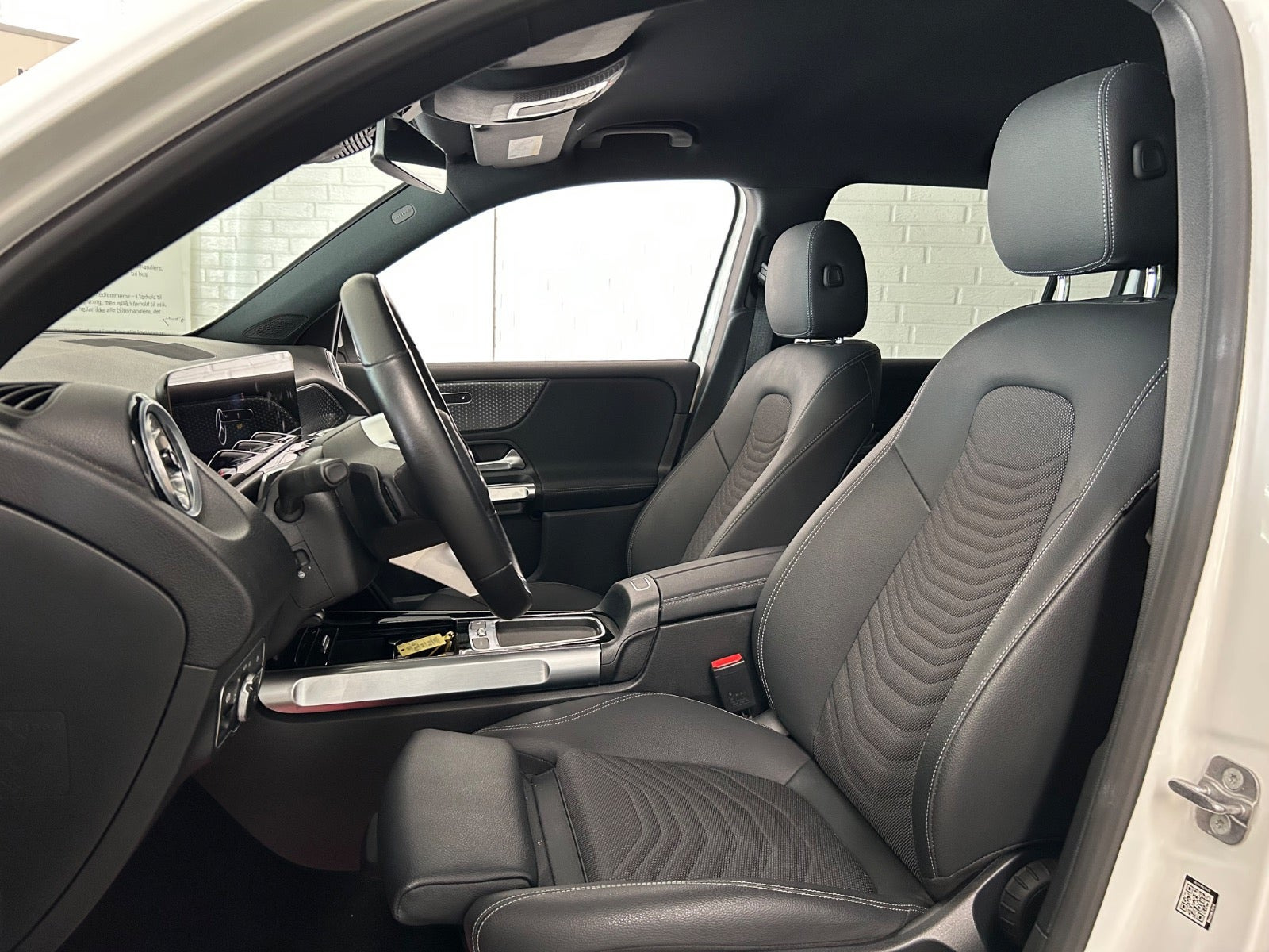 Hvid Mercedes EQB250+ fra 2024