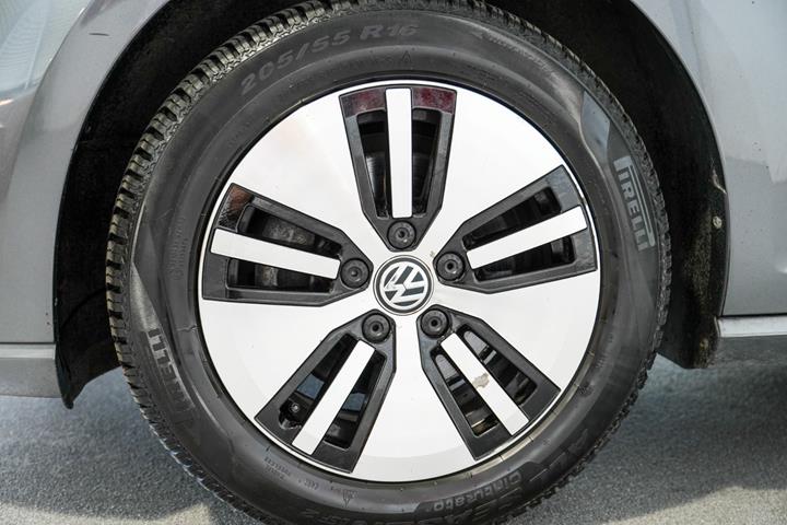 Grå VW e-Golf VII fra 2020
