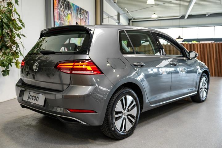 Grå VW e-Golf VII fra 2020