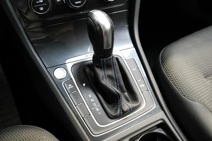 Grå VW e-Golf VII fra 2020