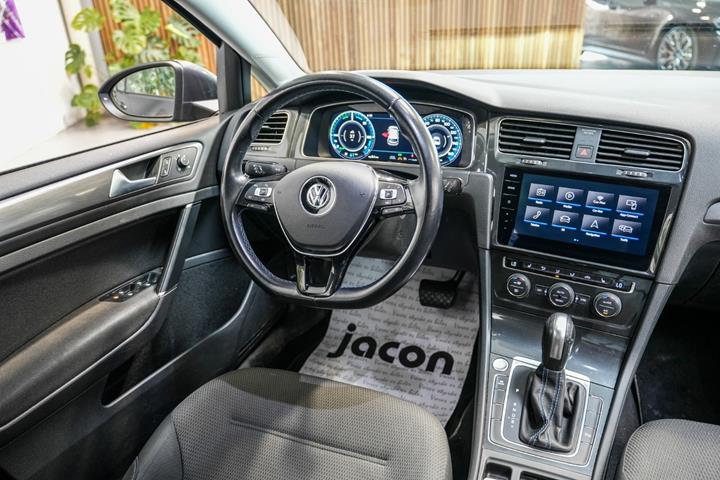 Grå VW e-Golf VII fra 2020