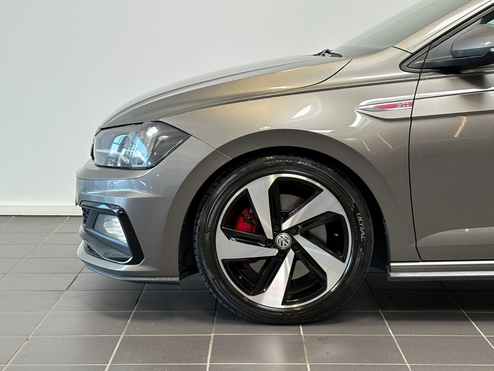 Grå VW Polo fra 2020