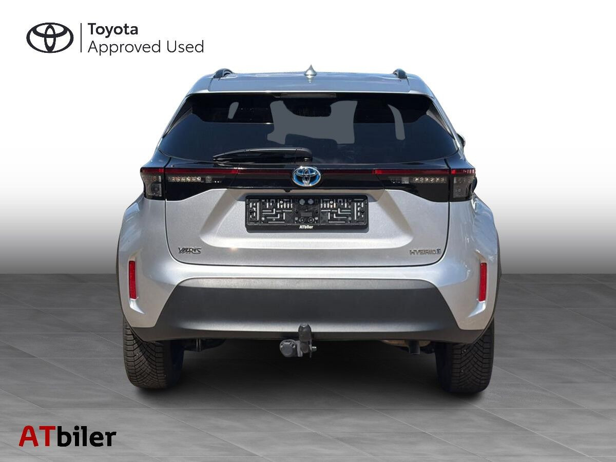 Sølv Toyota Yaris Cross fra 2023