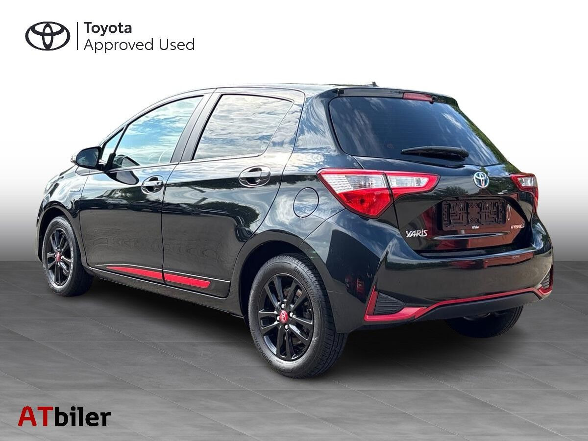Sort Toyota Yaris fra 2017