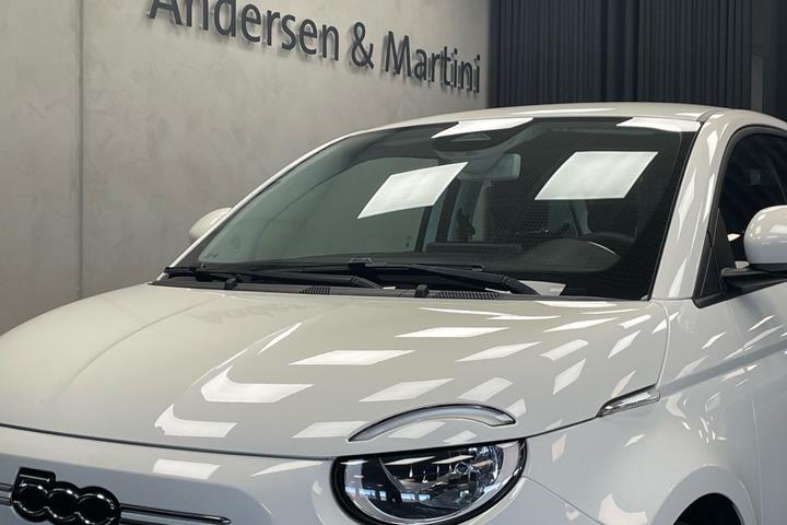 Hvid Fiat 500e fra 2023