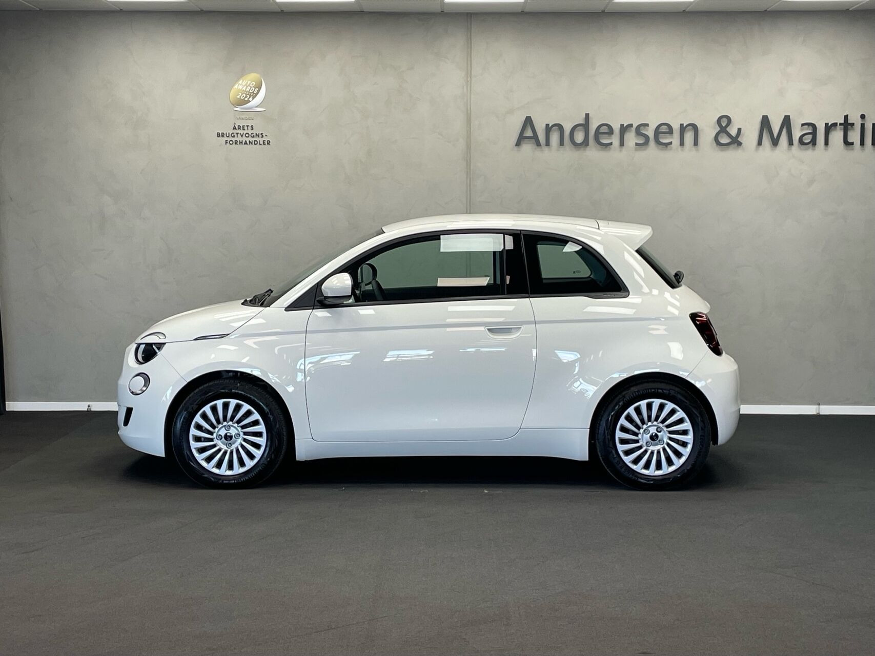 Hvid Fiat 500e fra 2023
