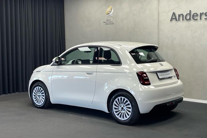 Hvid Fiat 500e fra 2023