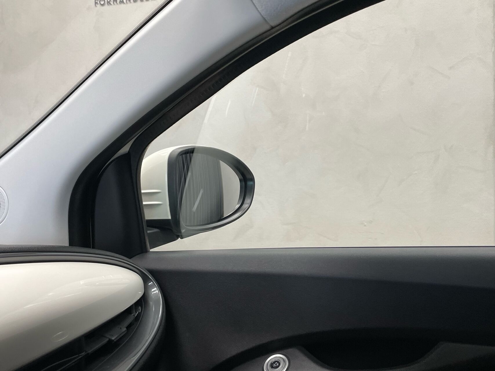 Hvid Fiat 500e fra 2023