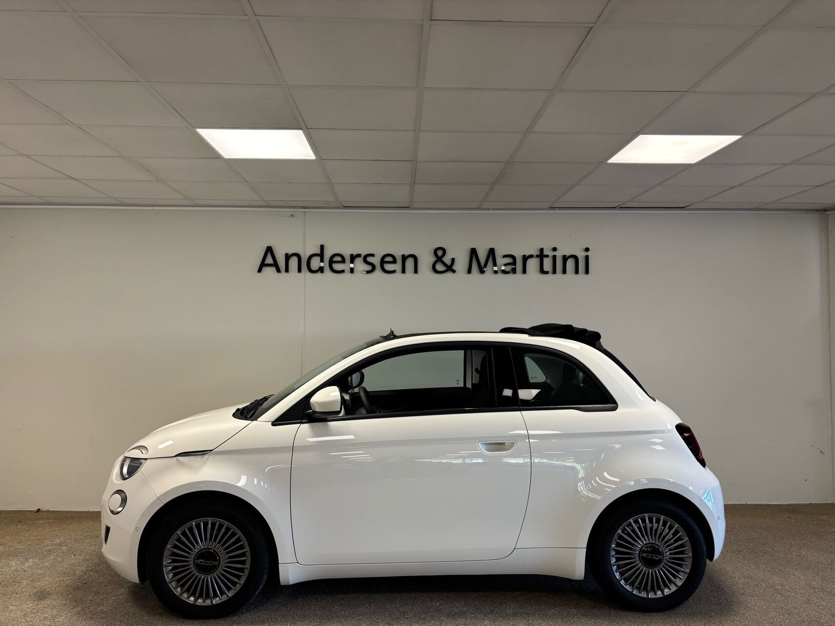 Hvid Fiat 500e fra 2023