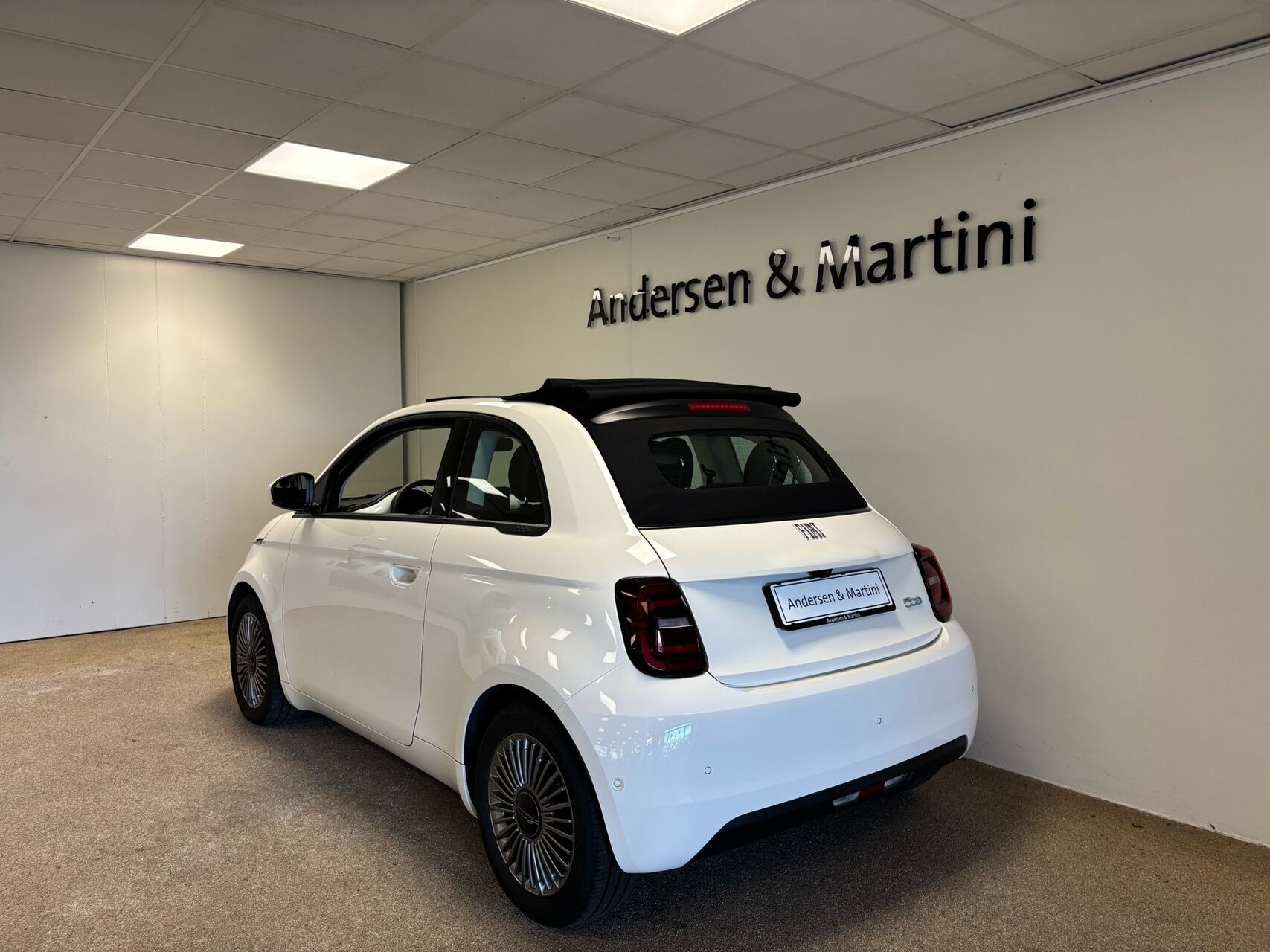 Hvid Fiat 500e fra 2023