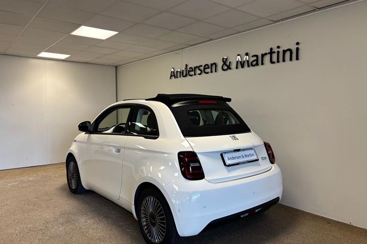 Hvid Fiat 500e fra 2023