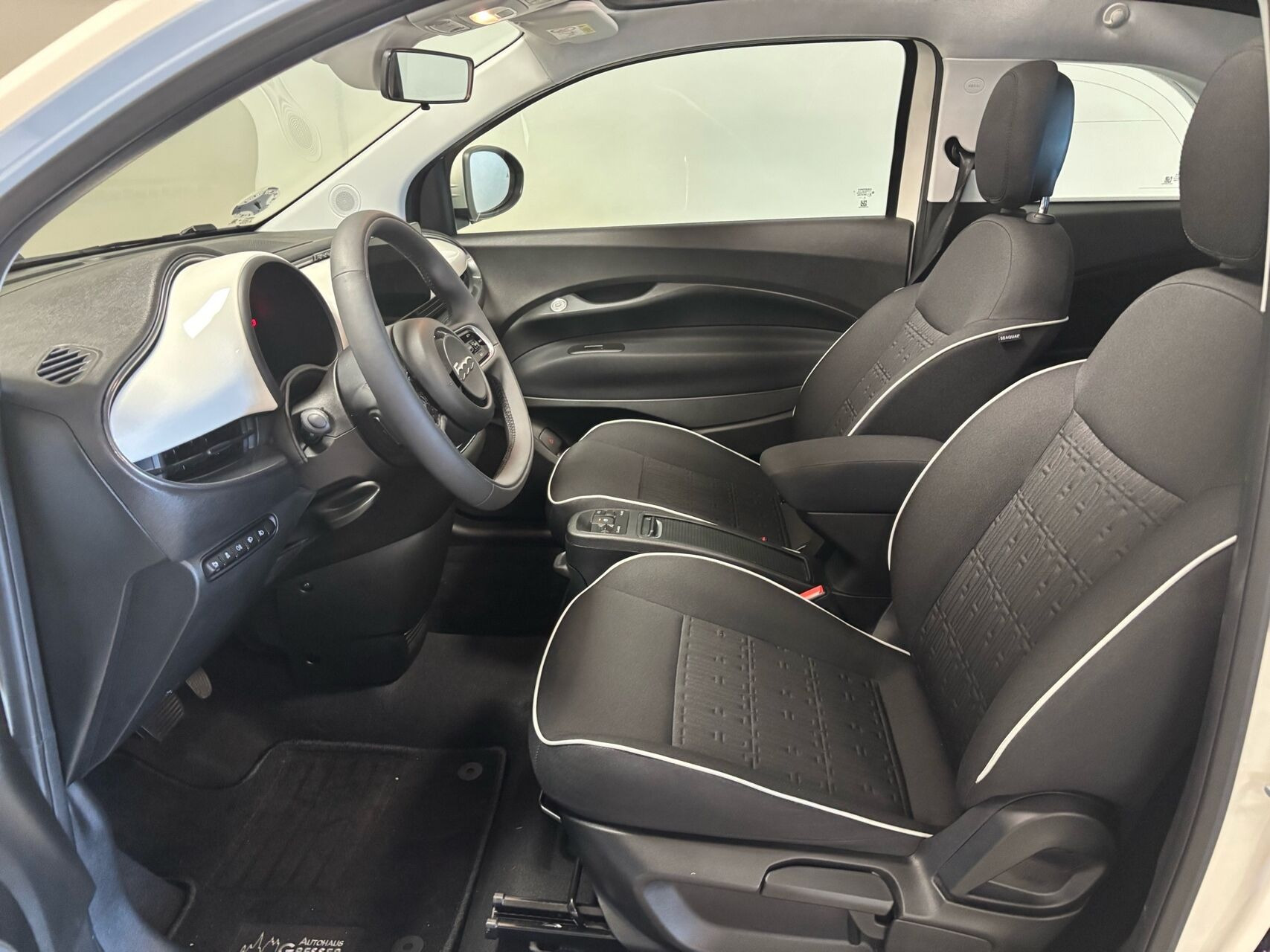 Hvid Fiat 500e fra 2023