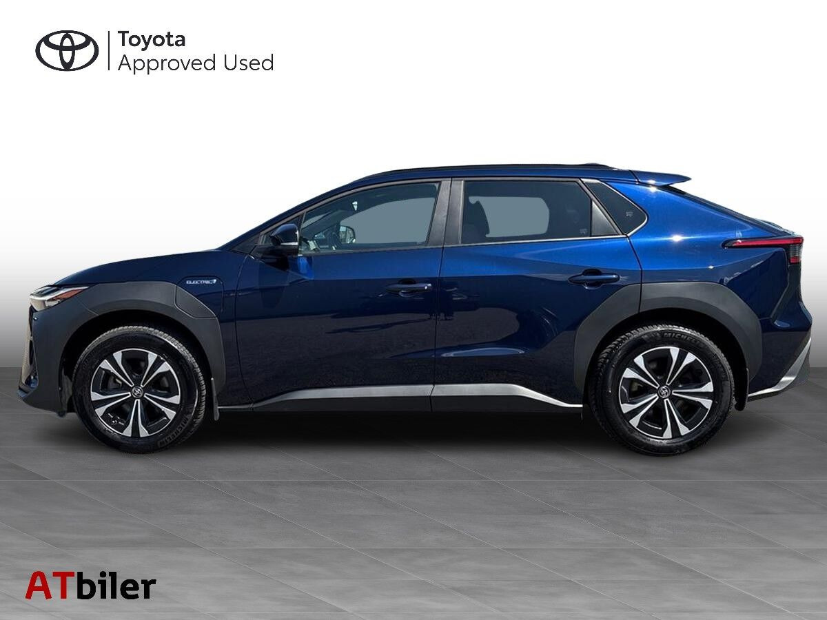 Blå Toyota BZ4X fra 2023
