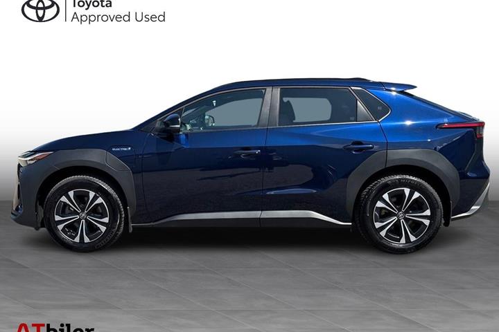 Blå Toyota BZ4X fra 2023
