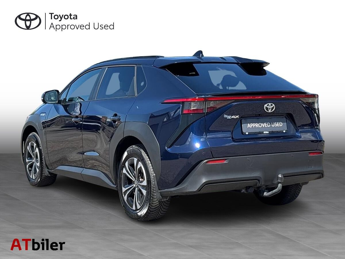 Blå Toyota BZ4X fra 2023