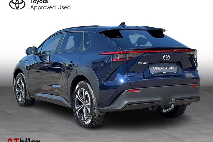 Blå Toyota BZ4X fra 2023