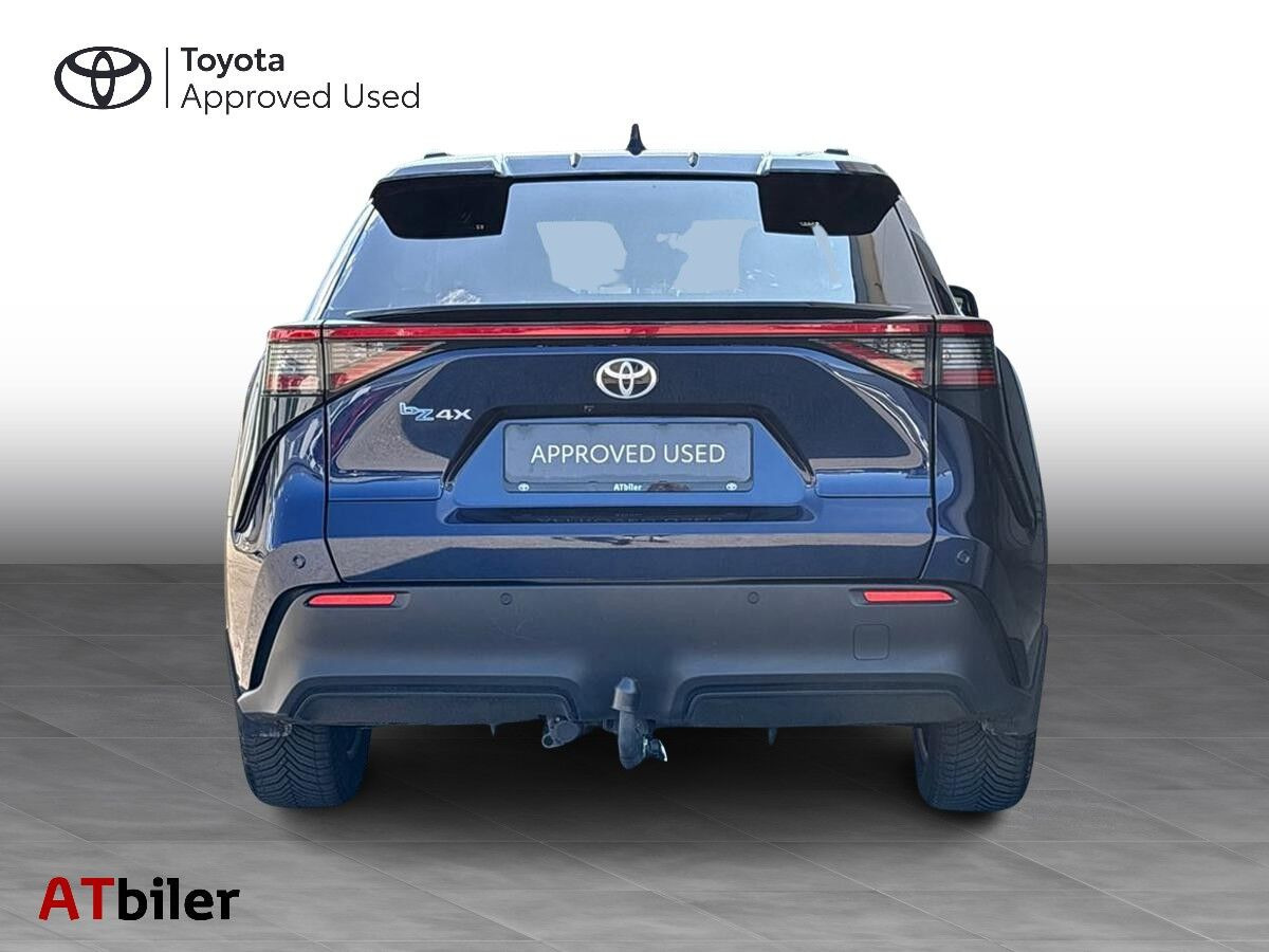 Blå Toyota BZ4X fra 2023