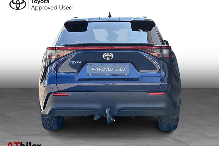 Blå Toyota BZ4X fra 2023