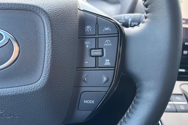 Blå Toyota BZ4X fra 2023
