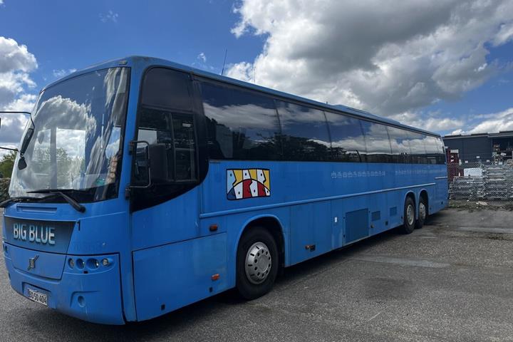Blå Volvo B12 fra 2005