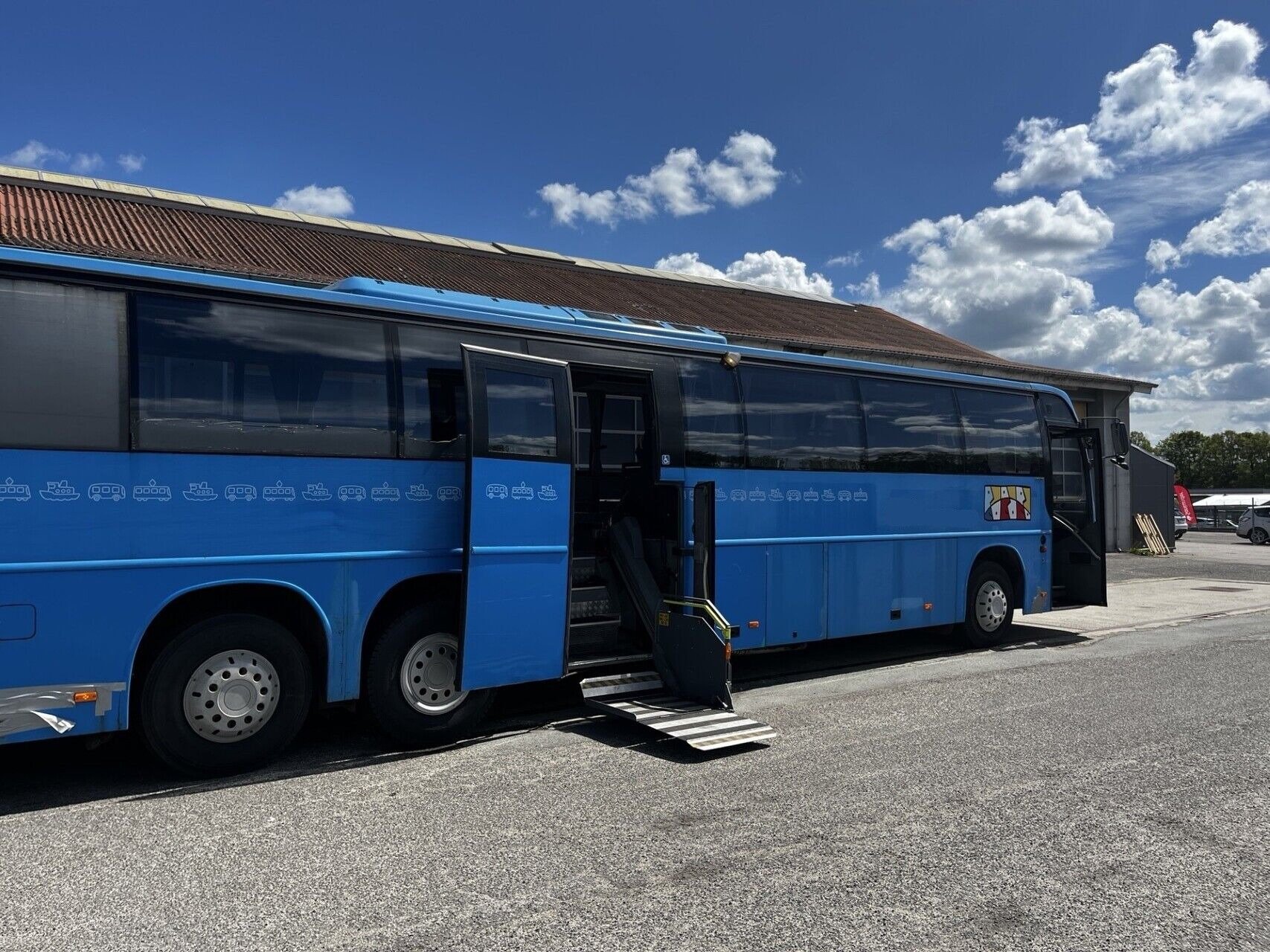 Blå Volvo B12 fra 2005