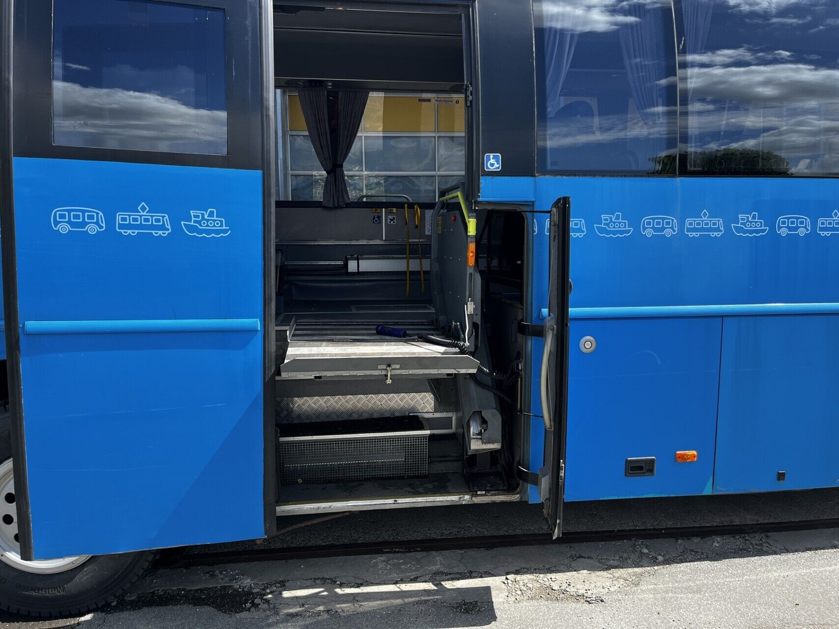 Blå Volvo B12 fra 2005