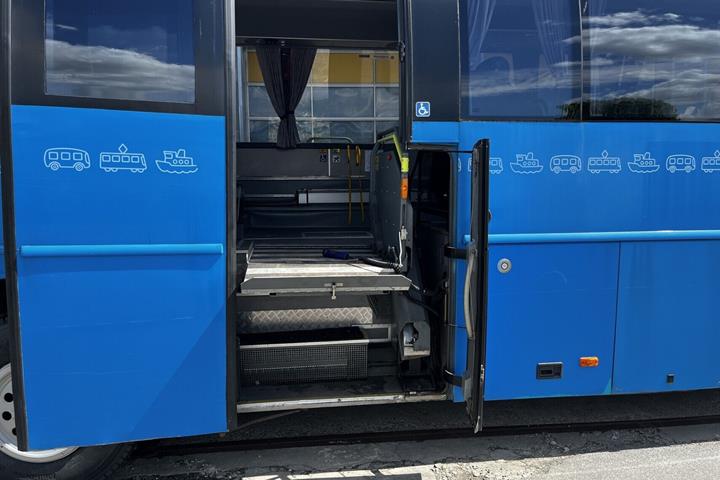 Blå Volvo B12 fra 2005