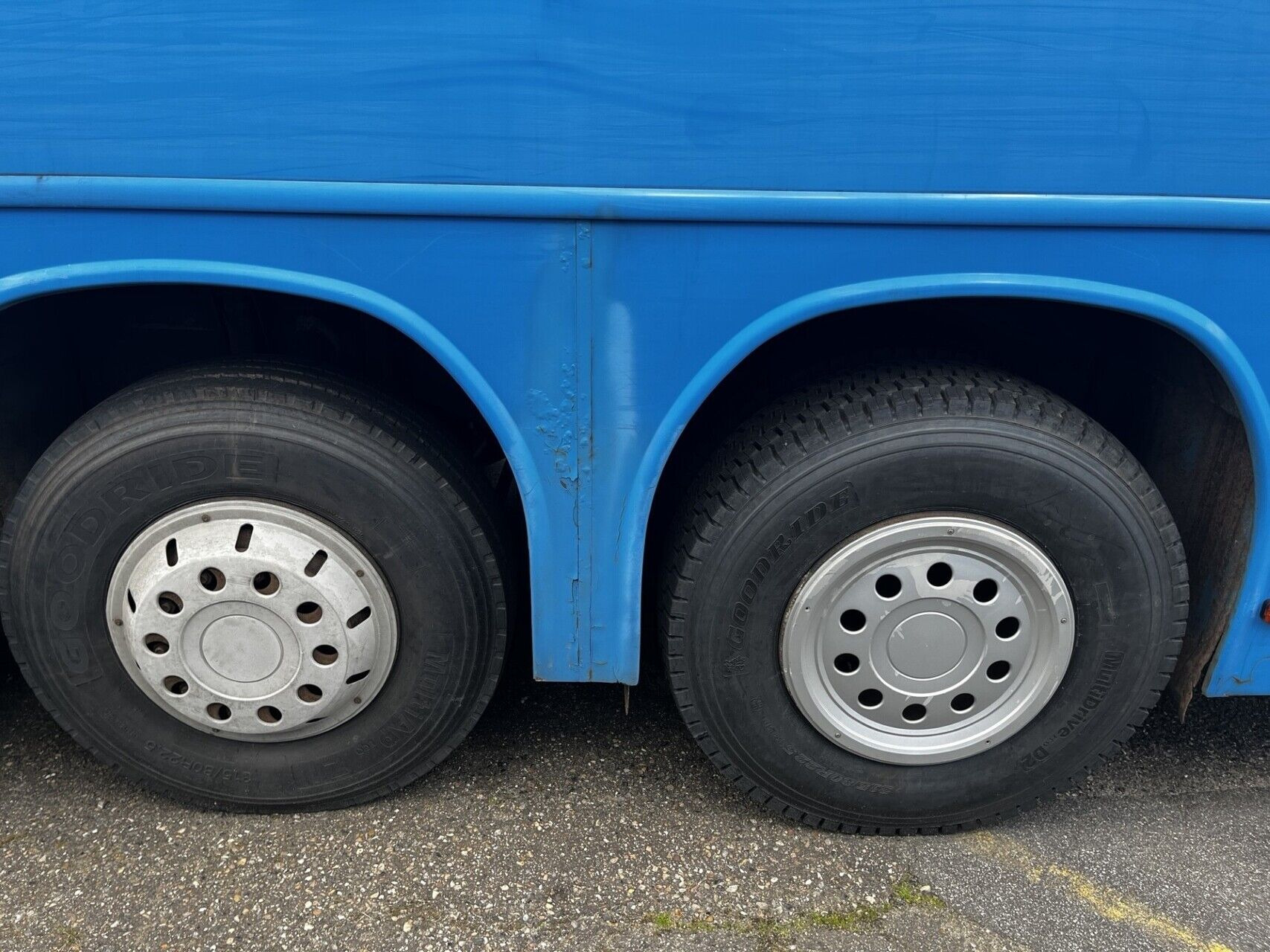 Blå Volvo B12 fra 2005