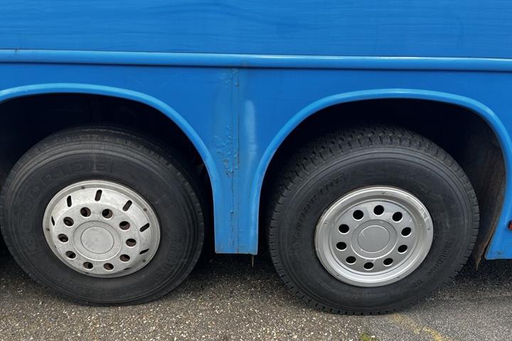 Blå Volvo B12 fra 2005
