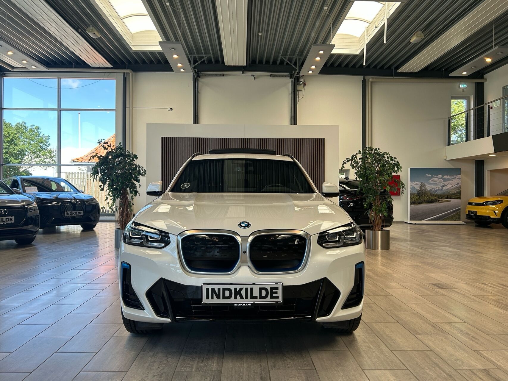 Hvid BMW iX3 fra 2023