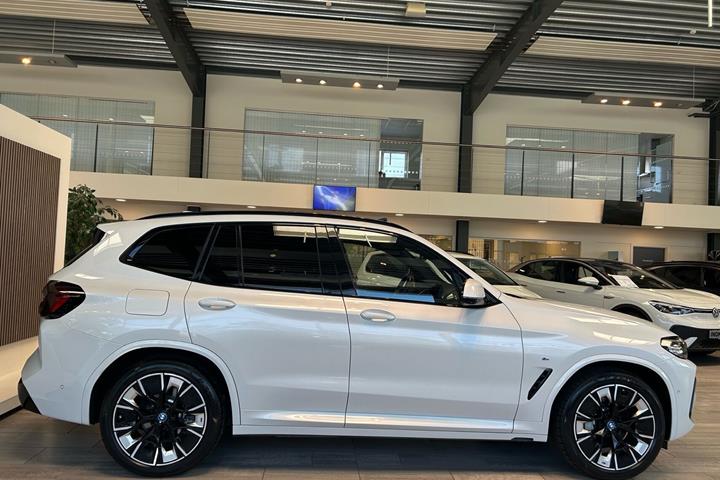 Hvid BMW iX3 fra 2023