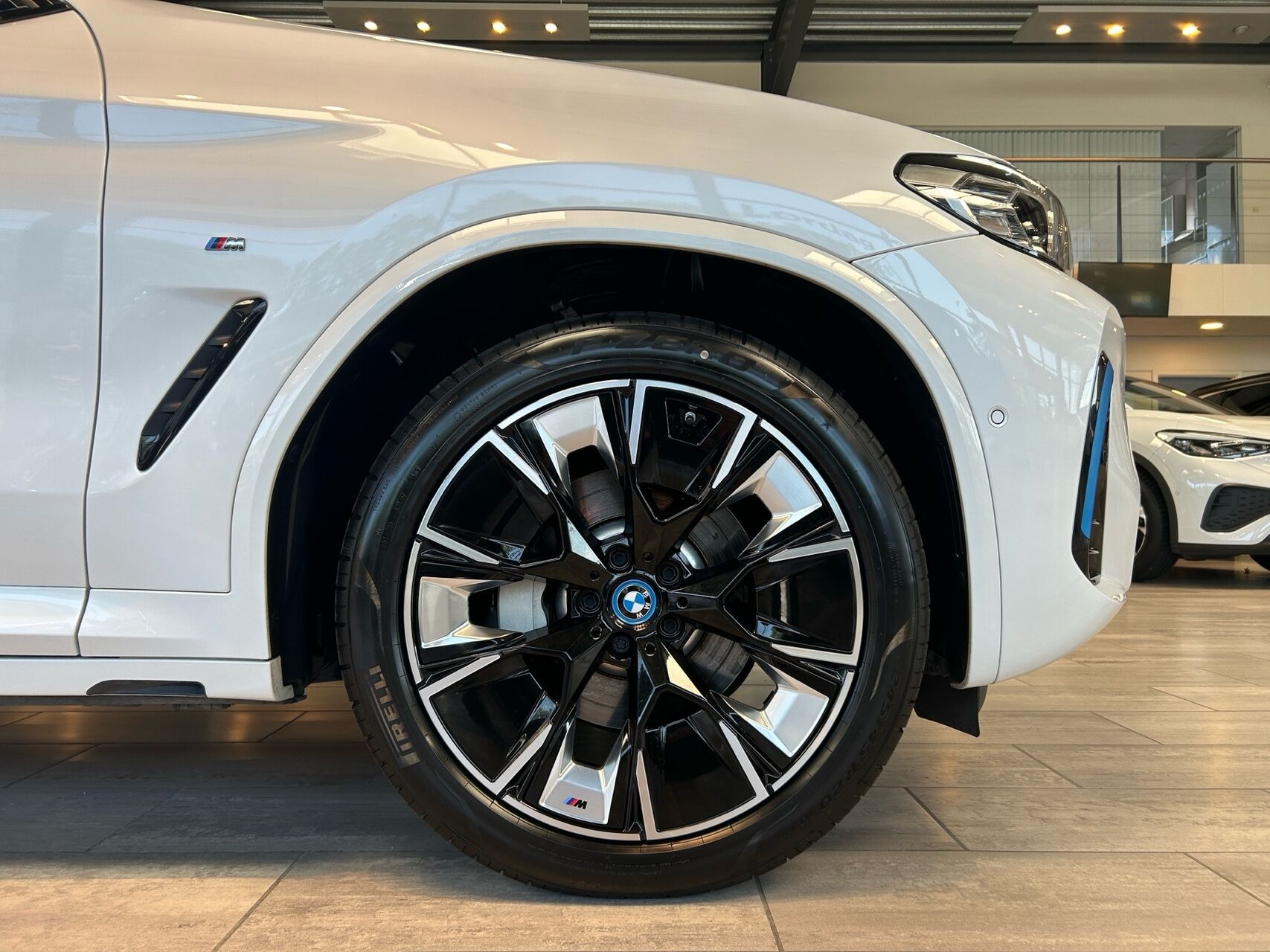 Hvid BMW iX3 fra 2023