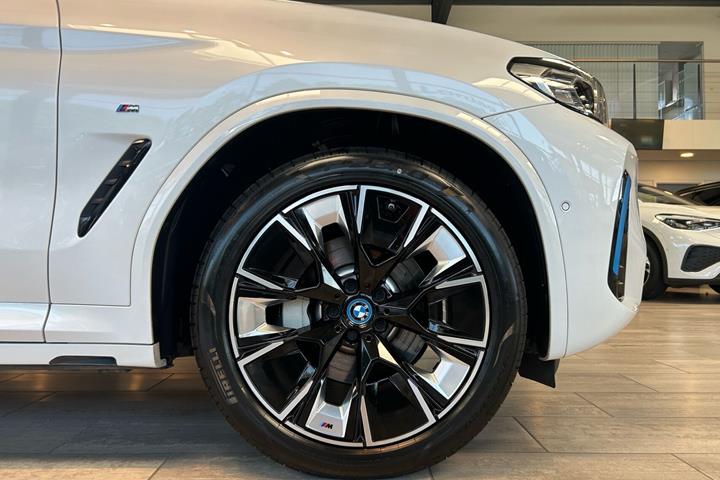 Hvid BMW iX3 fra 2023