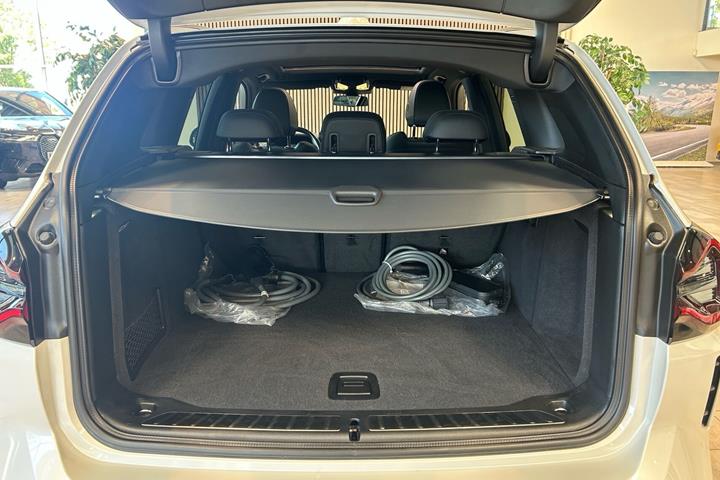 Hvid BMW iX3 fra 2023
