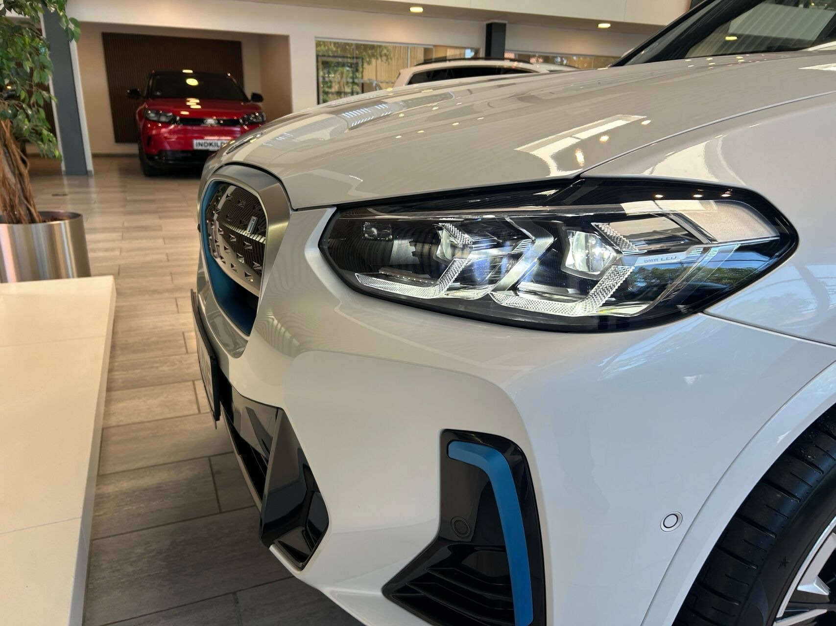 Hvid BMW iX3 fra 2023