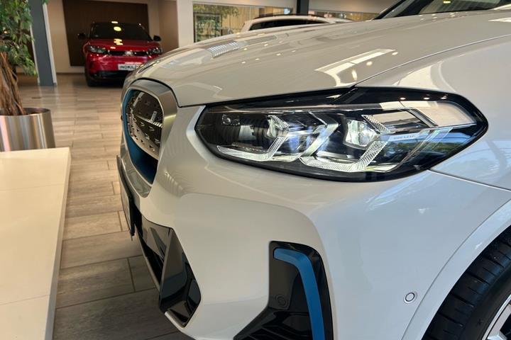 Hvid BMW iX3 fra 2023