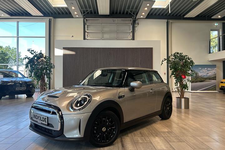 Sølv Mini Cooper fra 2023