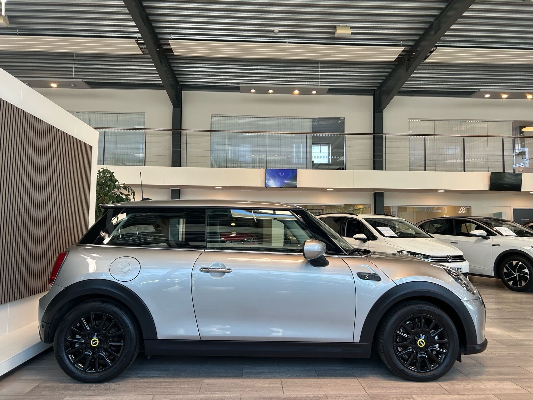 Sølv Mini Cooper fra 2023