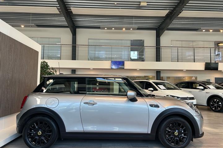 Sølv Mini Cooper fra 2023