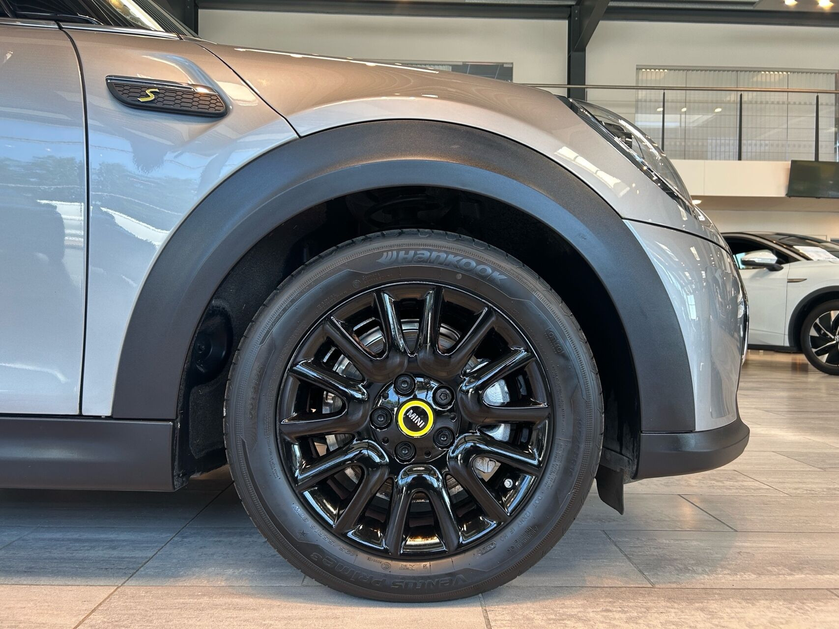 Sølv Mini Cooper fra 2023