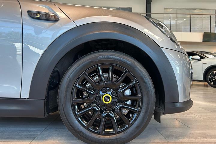 Sølv Mini Cooper fra 2023