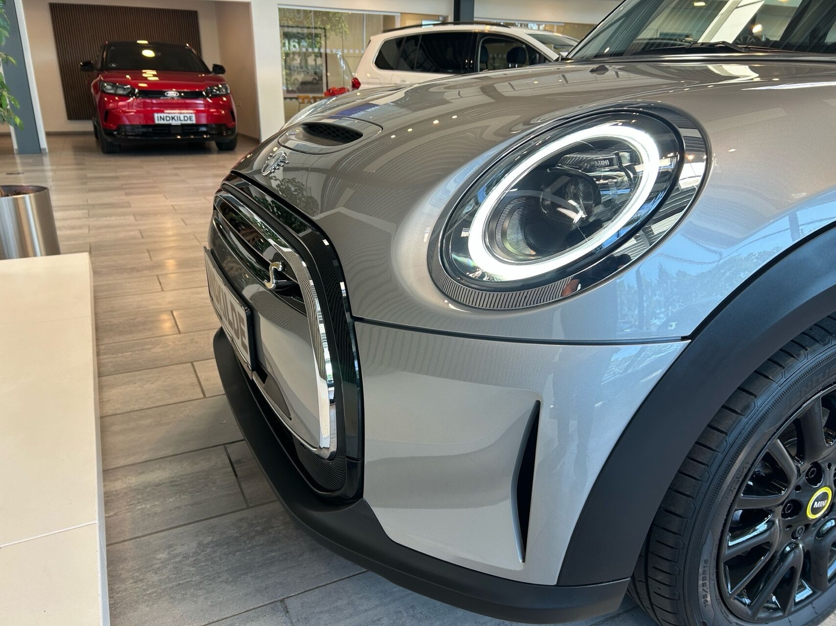 Sølv Mini Cooper fra 2023