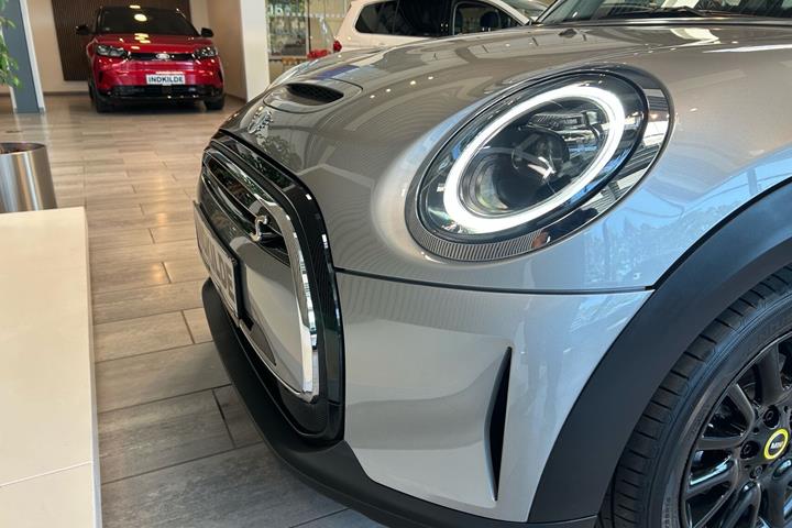Sølv Mini Cooper fra 2023