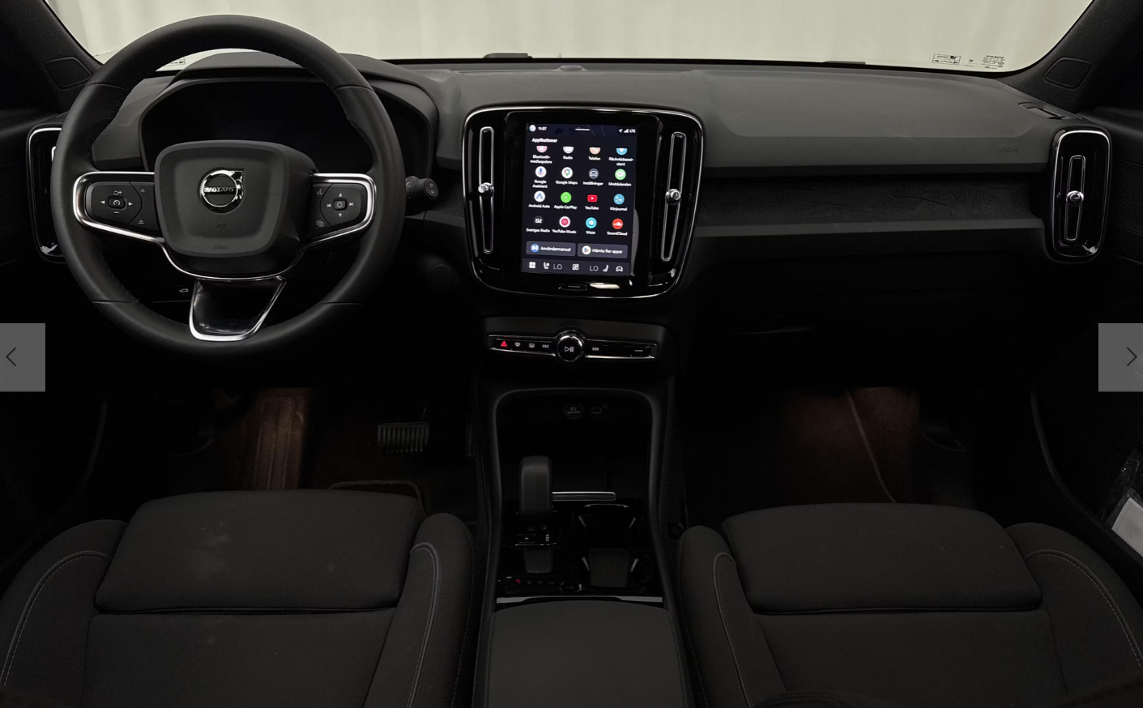 Grå Volvo XC40 fra 2023