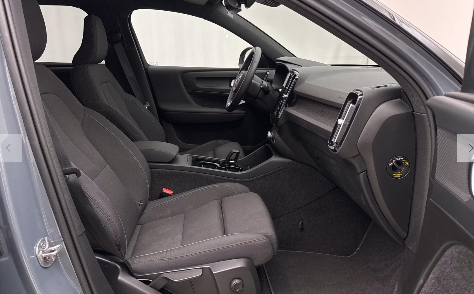 Grå Volvo XC40 fra 2023