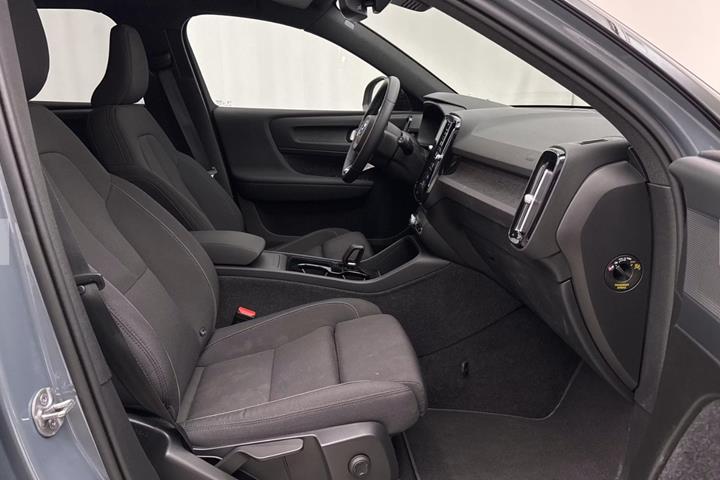 Grå Volvo XC40 fra 2023