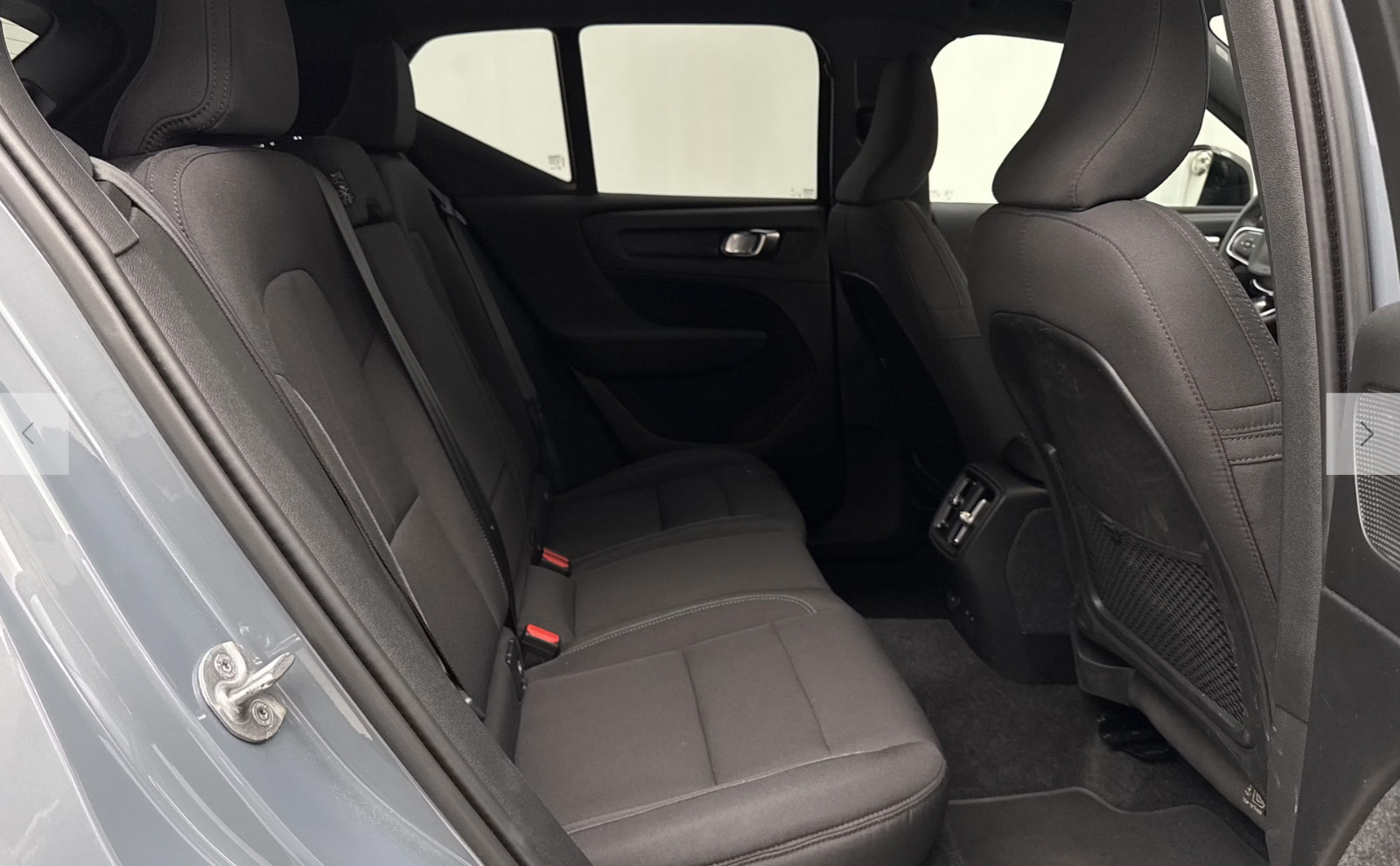 Grå Volvo XC40 fra 2023