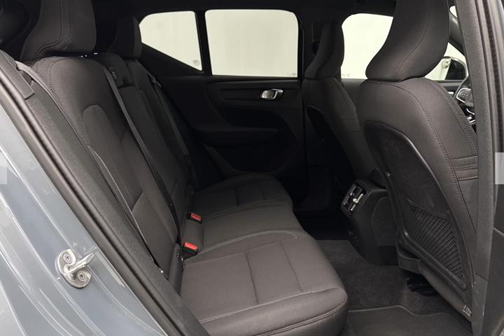 Grå Volvo XC40 fra 2023